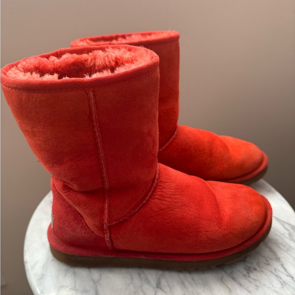 UGG Australia Women’s Classic Short Boots Size 6 Coral Winter Shearling Boots - Picture 2 of 9